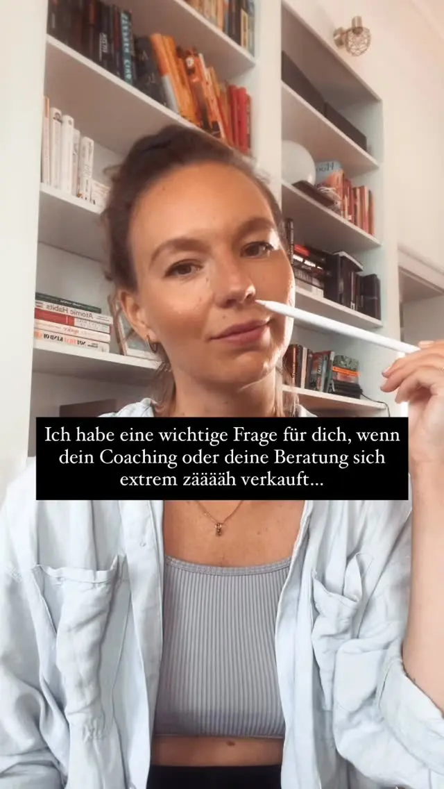 Verkaufst du was, was ganz nett wäre? Oder verkaufst du einen großen Traum oder die Lösung für ein dringendes Problem? 🧐

Bevor ich dir erkläre, warum das so wichtig ist, folge @maditaschaekel für Copywriting Input, der dich zur ersten Wahl für deine Kundinnen macht. 🔥

Die meisten meiner Kundinnen kommen zu mir, weil sich ein Produkt nicht so füllt wie geplant. Ich biete vor einer Zusammenarbeit immer einen kostenfreien Copy Check an. Das heißt, du kannst mir zum Beispiel deine Salespage schicken, dann treffen wir uns bei Zoom und ich sage dir, was mir auffällt. 

Was mir ganz oft auffällt ist folgendes: Das Angebot ist irgendwie nice to have. Aber auch nicht mehr. 

▶️ Gebe ich 2500 Euro aus, weil ich gestresst bin? Hmm. Gebe ich 3000 Euro aus, weil ich mich wieder richtig spüren will? Hmm. Gebe ich 1500 Euro aus, weil ich lernen will mit Instagram durchzustarten? Hmm. 

In den meisten Produkten versteckt sich das, was die Leute dazu bringen würde, dieses Geld auszugeben. Aber die Copy transportiert das überhaupt nicht. Da muss ich immer erst etwas graben. 

Hier mal ein paar konkrete Fragen, die ich dir stellen würde. 

*️⃣ Welche Situation hat welche Personengruppe durch das gestresst sein, das sie um jeden Preis loswerden will? 

*️⃣ Ganz bildlich: Was wird für welche Personengruppe möglich, wenn sie sich wieder spürt? Welches greifbare Problem besteht dann nicht mehr? 

*️⃣ Was erhofft sich wer ganz konkret davon, mit Instagram durchzustarten? 

Diese Fragen kannst du wunderbar auf dein eigenes Angebot übertragen. Viel Spaß! 

Und falls du mal meine Meinung zu deiner Salespage oder Website brauchst, kommentiere hier einfach mit „Check“. ❤️

#copywriting #coaching #funnelcopywriter